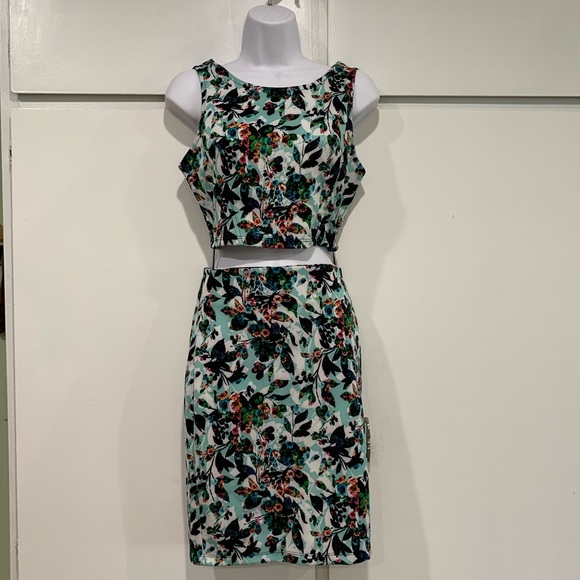 ❌SOLD❌ Forever 21 Floral Crop Top & Pencil Skirt - Picture 3 of 9